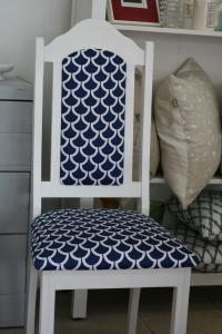 Chaise bleue et blanche décorative